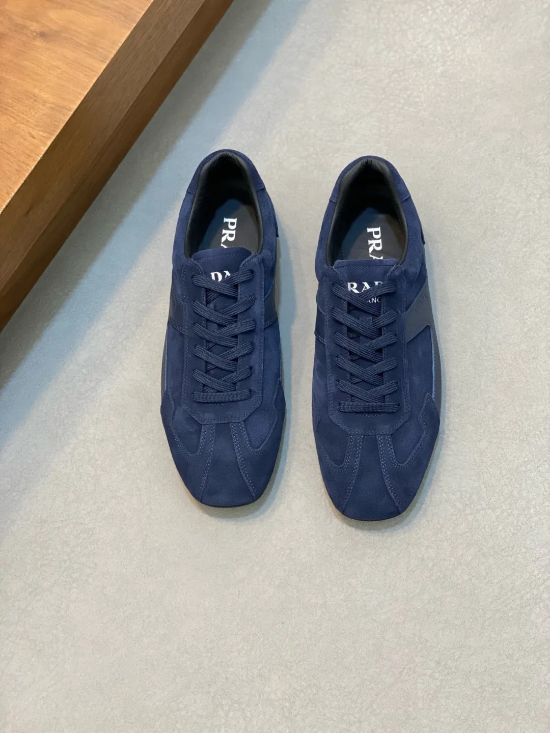 Men's Men's Shoes 💰800 Prada/Prada Men's Leather Casual Sports Shoes, a hot product made in Guangzhou! Made of imported calfskin splicing upper, three-dimensional geometric segmentation, precision manufacturing, uniform stitching, leather texture at a glance, multi-color splicing, fashionable and generous, soft, comfortable and breathable, decorated with PRADA letter logo on the outside, classic letter logo on the tongue, fabric strap on the heel, P family's classic sports shoe type, with fabric lining, silver logo cowhide foot pads, and P family's exclusive rubber outsole. The details are carefully crafted, making it a versatile item for travel! Comes with original box and dust bag! Multiple colors available! Size: 39-40-41-42-43-44 standard leather shoe size (38, 45 customized ¥)